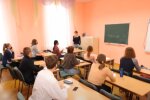 Вставати чи не вставати? Відомий педагог Віктор Громовий пояснив, яких "маразмів" варто позбутися в школі