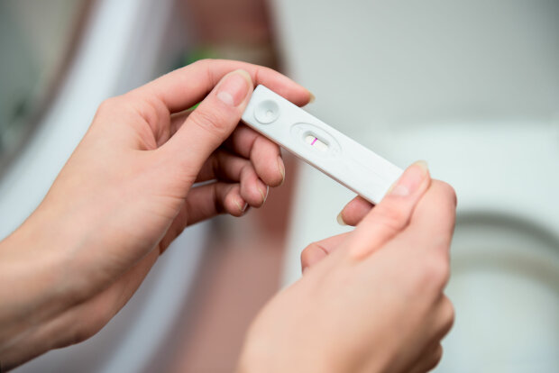 Підліток переплутав градусник з тестом на вагітність. Його реакція розсмішила всю мережу, а сам хлопець дуже здивувався