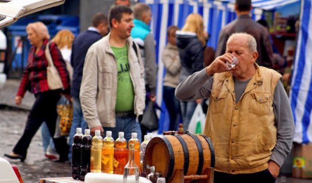 На «День врожаю-2015» в Ужгороді пропонували місцеву баранину, виноград і закрутки (фото)
