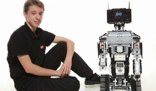 15-річний ужгородець збирає кошти на створення роботів (відео)