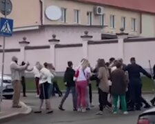 В Беларуси озверевшие омоновцы добивали протестующих дубинками, вход пошел газ: "Что творится, твою м*ть"