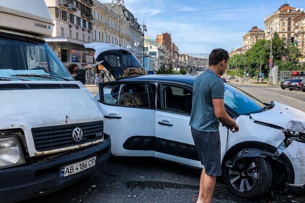 В Киеве неуправляемая легковушка влетела в Volkswagen: машины - вдребезги, дикие кадры