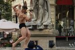 Львівські бодібілдери роздяглися в центрі міста і пограли сталевими біцепсами - тримайтеся, дівчата