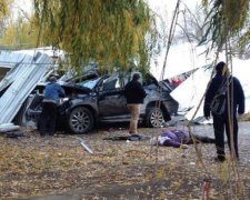 У Кам’янці-Подільському джип в’їхав у зупинку, троє людей загинули (фото)