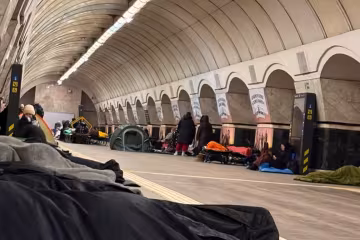 Люди в укритті на станції метро "Лук'янівська" під час нічної атаки дронів на Київ