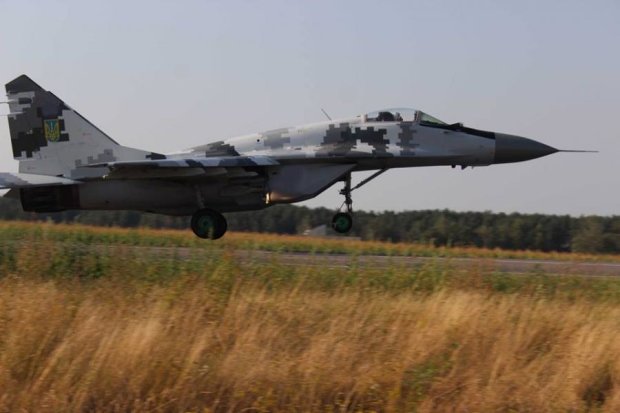 Украинские летчики учились приземляться на автостраду (ФОТО)