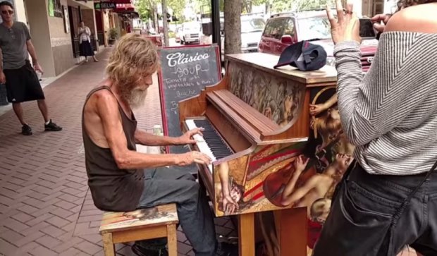Бездомного пианиста отправят в университет (видео)