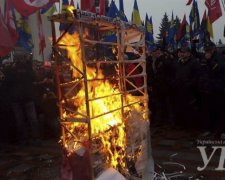 Під Радою спалили "Податковий кодекс" (фото)