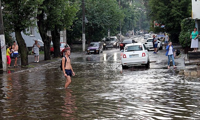 В Одесі ціла вулиця пішла під воду: рух паралізовано, відео з пекла