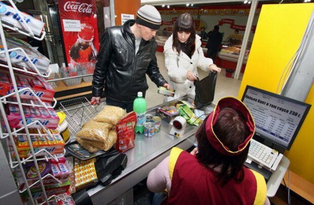 У популярному супермаркеті взяли покупця в "полон" та змусили платити за продукти двічі