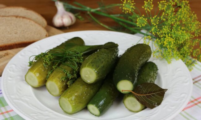 Малосольні огірки, скріншот: YouTube