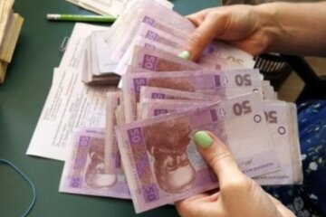 Людина, тримає гроші в руках