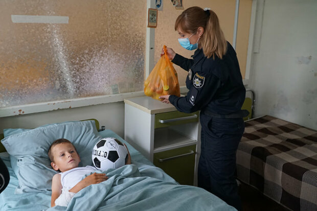 Тернопольские копы восхитили поступком в палате искалеченного ребенка: "Живи, Юрочка"