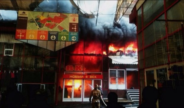 Во время пожара на харьковском рынке вьетнамцы устроили драку, а мародеры крали товар (видео)