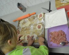 КРАЩЕ НЕ ДИВІТЬСЯ! Українцям показали, що кладуть у пельмені замість м’яса