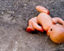 Росіянка викинула власне дитя в сміттєпровід