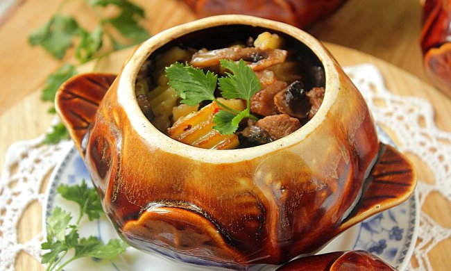 Картошка в горшочках: сытный рецепт, который дополнит любой стол