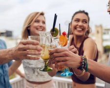 Вчені пояснили, чому розумні люди часто бухають