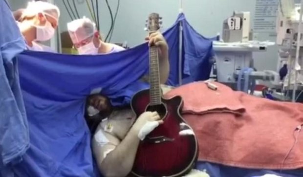 Під  час операції на мозку пацієнт грає на гітарі