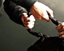 Злодії поцупили сумку Dior з машини прибиральниці "Газпрому"