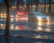 Одесса резко ушла под воду, город остановился: первые кадры катастрофы (обновлено)