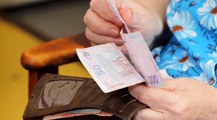 Пенсии украинцев за границей под угрозой: ПФУ объяснил, как избежать потери выплат
