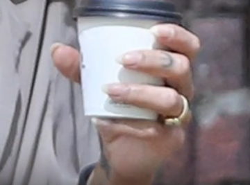 Кольцо на пальце Зои Кравиц, кадр из видео