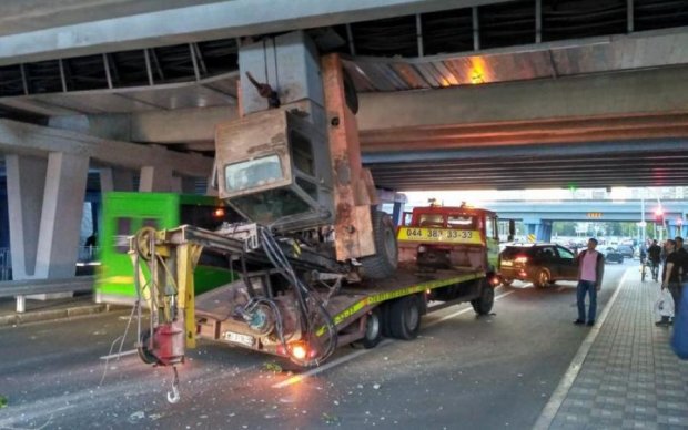 Водитель-дегенерат раздавил тягач с эскаватором под киевским мостом