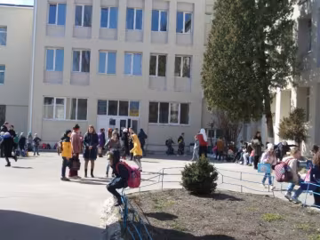 Газом в обличчя: з львівської школи екстрено евакуюють дітей, що відомо