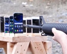 Смартфони Apple або Samsung перевірили на куленепроникність