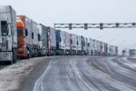 Трасу під Києвом заполонили десятки фур, далекобійники трощать рулі - досить знущатися
