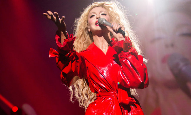 Полякова показала, як відсвяткувала 35-річчя: лише в індійському кокошнику