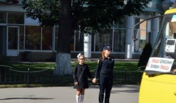 Школярі вчать дорослих переходити дорогу (фото)