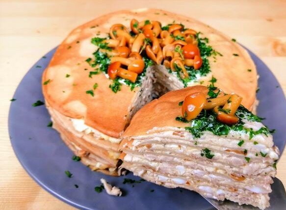 Блинный торт с курицей, грибами и сыром - стань мастер-шефом на своей кухне