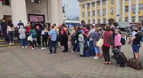 В Киеве утром возле "Вокзальной" образовалась огромная очередь, скриншот