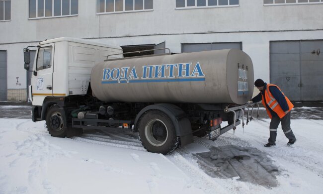 У Києві на Водохреще розвозитимуть питну воду для освячення: де і коли можна набрати запас на родину