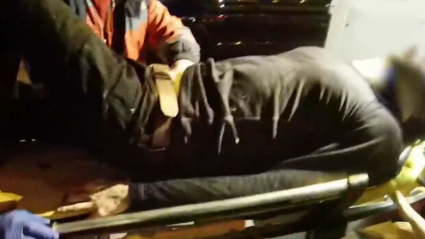 В Киеве мужчина выпрыгнул из окна пятого этажа, скрин с видео