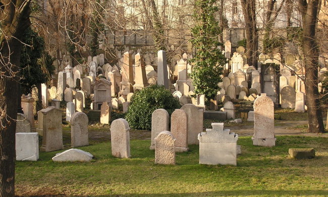 Журналисты показали могилу сына экс-президента: личный священник, охрана круглые сутки