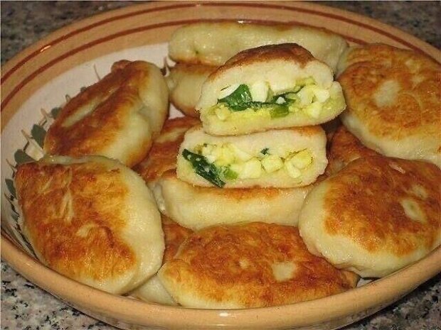 Сочные пирожки на кефире с луком и яйцом - жарим на сковороде