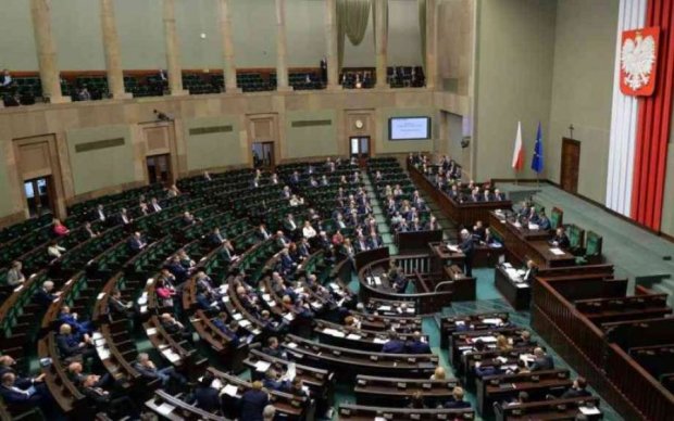 Украина срочно отреагировала на изменения в польском законодательстве