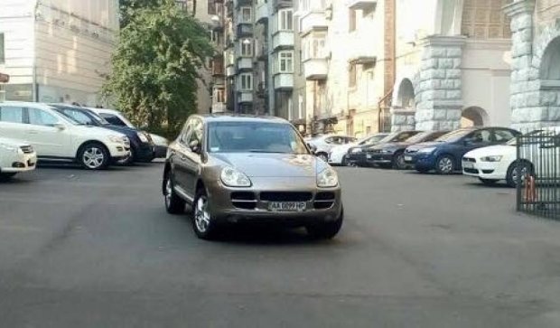 "Великий паркувальник" на Porsche заблокував київський двір