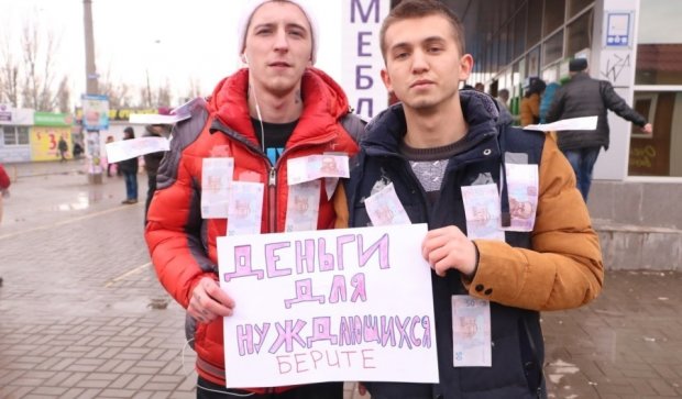 В Казахстане юноша раздавал деньги на улице