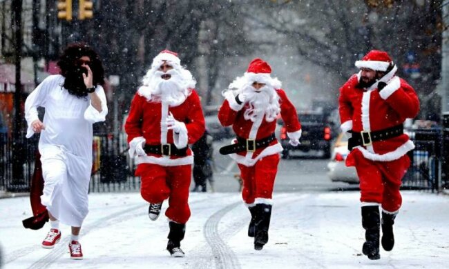 Ничего себе подарочки! Банда Дедов Морозов громит столичные наливайки