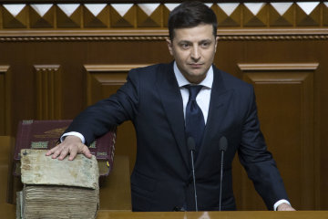 У Зеленского собрались менять Конституцию: чего ожидать украинцам