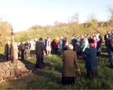 Харьковский священник искупал прихожан под "господним душем": ведро на голову