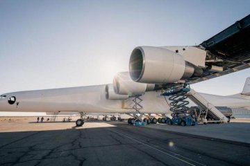 Найбільший літак у світі прокотився з вітерцем