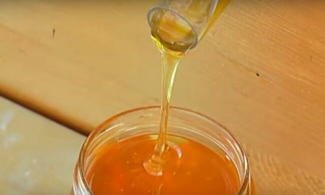 Ноу-хау: Українці навчилися видобувати мед із закритих вуликів (відео) 