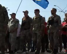 У Києві псих напав на військових у День Незалежності - вирвав прапор і топтав, як несамовитий