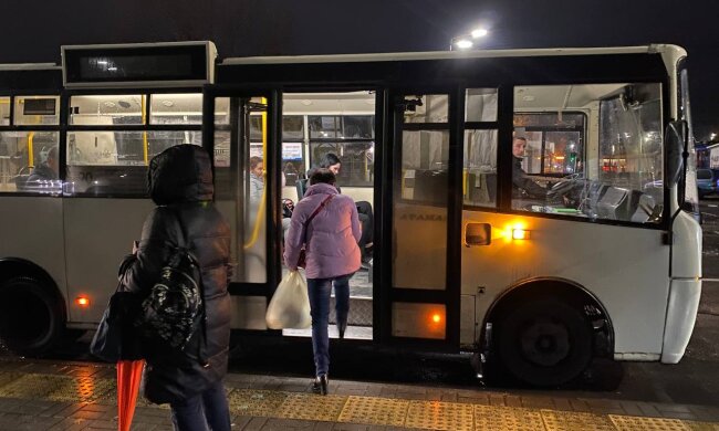 Українка заходить до автобуса / фото: Знай.ua