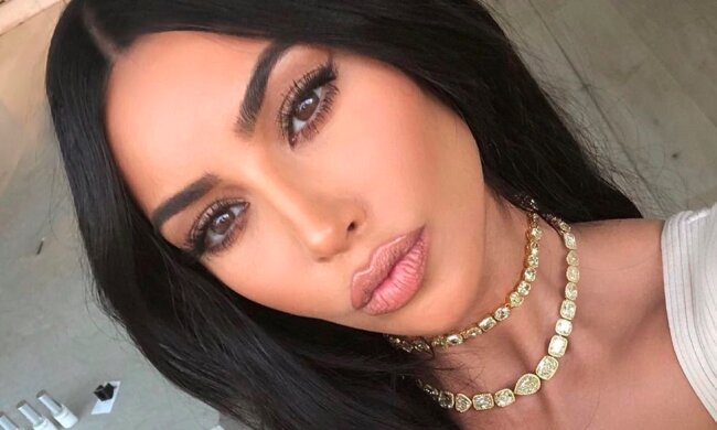 Гаряча Кім Кардашьян засвітила соски на червоній доріжці: дуже звабливо